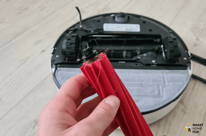 Es sind Haare zu sehen, die an den Gummibürsten des Roborock S8+ festhängen.